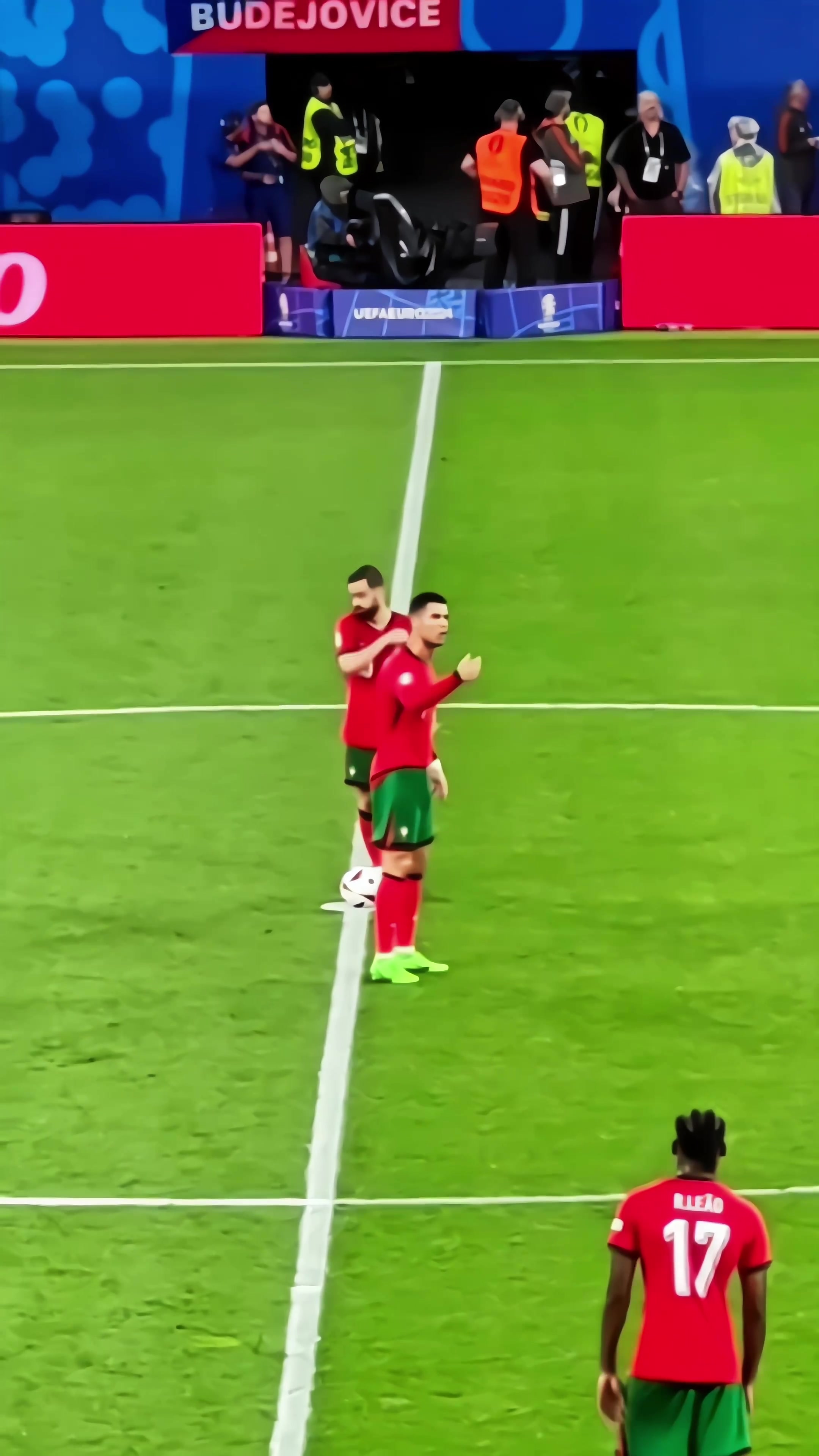 葡萄牙丢掉第一个球后C罗一直激励队友振奋起来，领袖